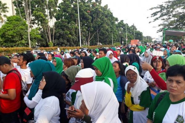 Ribuan relawan Cak Imin untuk Indonesia (CINTA) memadati Monumen Ondel-Ondel di Jalan Benyamin Sueb, Kemayoran, Jakarta Pusat, pada Sabtu (14/4) sore.