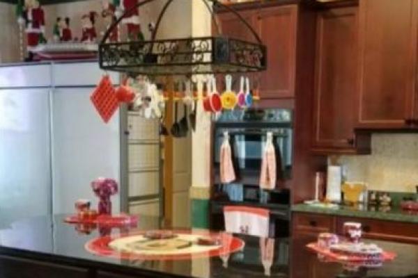 Sebuah rumah di Florida yang dijual secara online menjadi viral bukan karena eksteriornya yang sederhana