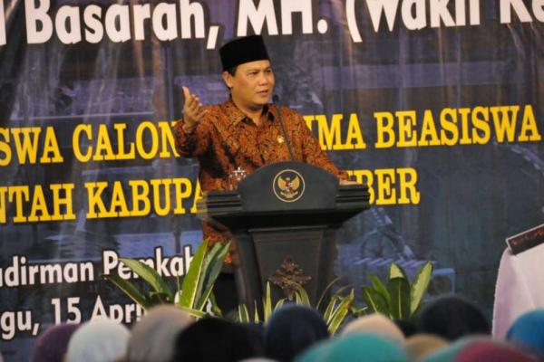 Ahmad Basarah, menyayangkan Indonesia yang kaya raya ini masih bergantung secara ekonomi terhadap bangsa asing.