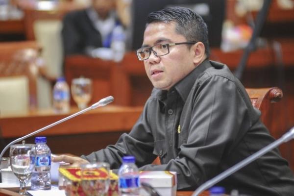 Anggota Komisi III DPR RI Arteria Dahlan menilai, selama ini belum ada roadmap (peta jalan) pemberantasan narkoba di Indonesia yang jelas dan masif dilakukan oleh Badan Narkotika Nasional (BNN).