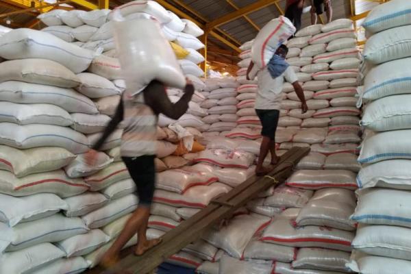 Stok beras di Pasar Induk Beras Cipinang (PIBC) melimpah bahkan di atas batas normal.