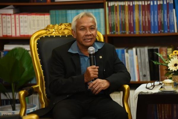 Wakil Ketua DPR RI Agus Hermanto meminta Kementerian Riset, Teknologi dan Pendidikan Tinggi (Kemenristekdikti) mengkaji ulang rencana untuk mendatangkan 200 dosen asing.