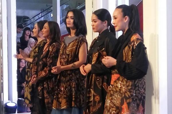Menjelang hari Kartini, Iwan Tirta Private Collection dan Mel Ahyar berkolaborasi meluncurkan koleksi terbaik yang menarasikan Nusantara.