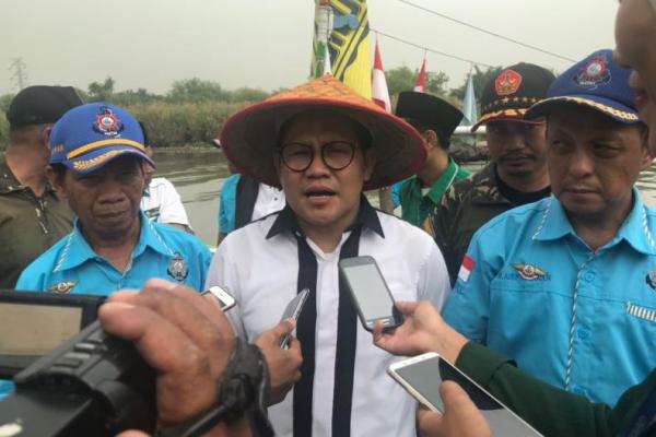 Muhaimin Iskandar mengimbau pemerintah DKI Jakarta dan pemerintah pusat supaya tetap menjaga tradisi nelayan lokal.