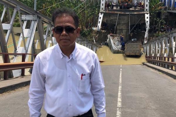 Komisi V DPR meninjau Jembatan Babat-Widang di Kabupaten Tuban, Jawa Timur yang ambruk, Selasa lalu. Dugaan sementara, jembatan ambruk disebabkan kelebihan muatan.