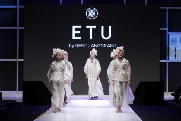 Presiden Joko Widodo menilai industri fashion termasuk dalam industri kreatif yang harus didukung bersama.