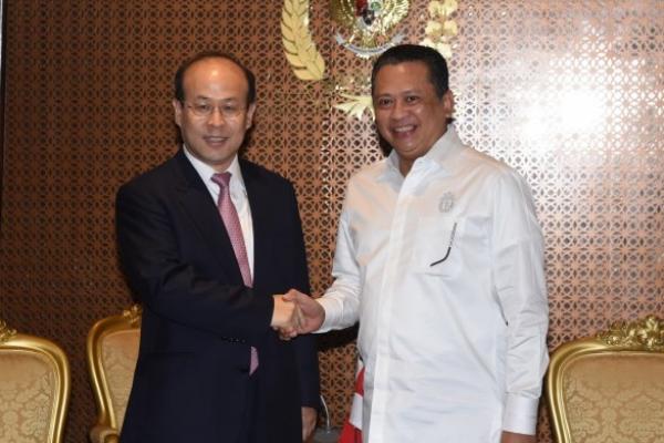 Ketua DPR RI Bambang Soesatyo meminta pemerintah Republik Rakyat Tiongkok (RRT) untuk lebih banyak melibatkan pekerja Indonesia dalam proyek-proyek dikerjakannya di Indonesia.