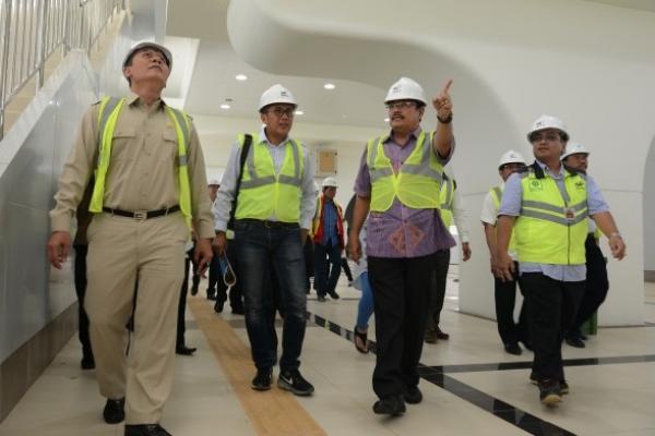 Komisi V DPR RI dipimpin Wakil Ketua Ibnu Munzir meninjau proyek pembangunan Light Rail Transit (LRT) di Palembang, Sumatera Selatan.