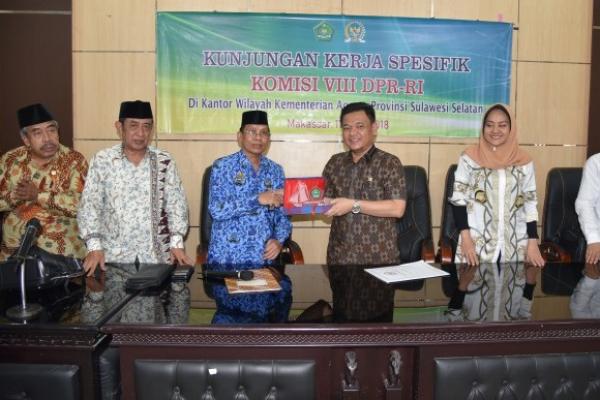 Panja Penyelenggaraan Umrah dan Haji Khusus Komisi VIII DPR RI dengan dipimpin Wakil Ketua Komisi VIII DPR RI Ace Hasan Syadzily melaksanakan kunjungan kerja ke Sulawesi Selatan.