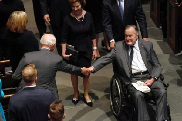 Mantan Presiden Amerika Serikat George HW Bush harus dilarikan ke rumah sakit