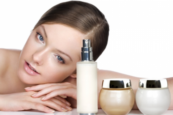 Tak sekadar pakai, produk kecantikan juga harus aman untuk kulit wajah Anda agar tidak menimbulkan alergi. 