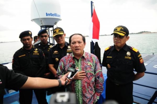 Penggunaan Automatic Identification System (AIS) membutuhkan payung hukum, dalam menunjang penegakan hukum di perairan Indonesia.