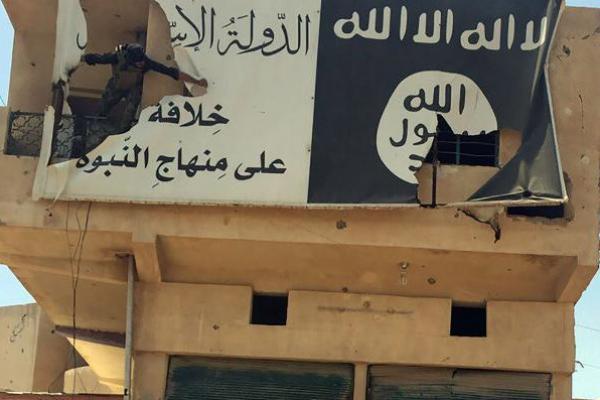 Dalam keterangan yang disampaikan oleh juru bicara ISIS, Abu Hamza al-Qurashi, ulama yang pasrah di saat masjid-masjid ditutup ialah mereka yang sudah didompleng oleh pemerintah.