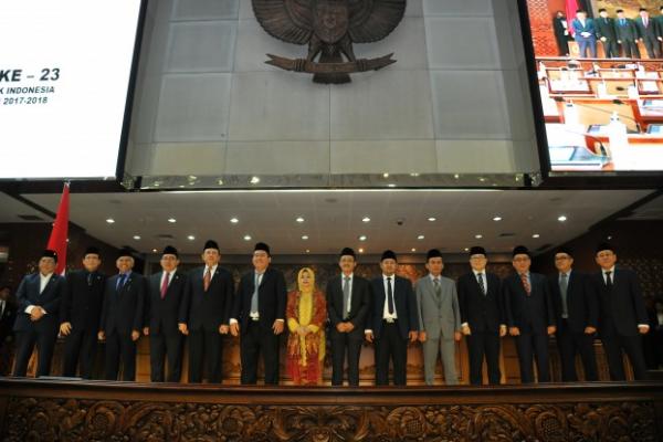 Rapat Paripurna DPR RI  dipimpin Wakil Ketua DPR RI Taufik Kurniawan menyetujui sembilan orang calon anggota Komisi Pengawas Persaingan Usaha (KPPU) terpilih untuk masa jabatan 2017–2022.