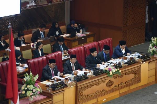 Rapat Paripurna DPR yang dipimpin Wakil Ketua DPR RI Taufik Kurniawan di Gedung DPR RI, Senayan, Jakarta, Kamis (26/42018), secara aklamasi menyetujui perpanjangan pembahasan 12 Rancangan Undang-undang (RUU).