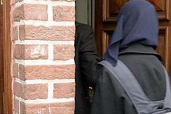 Menurut keputusan pengadilan, Lachiri meninggalkan ruang sidang dengan alasan bahwa dia menolak untuk melepaskan jilbabnya.