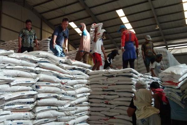 Pasokan dan distribusi beras di Pasar Induk Beras Cipinan (PIBC),  terpantau melebihi pasokan normal, rata-rata, 3500 hingga 4000 ton, setiap hari.