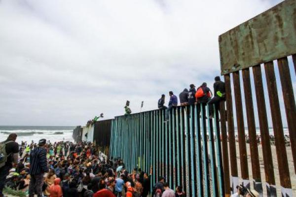 Pada Jumat (4/1), Trump menyebut dia masih bisa menggunakan kekuatan darurat untuk mewujudkan rencana pembangunan tembok di sepanjang perbatasan AS-Meksiko.