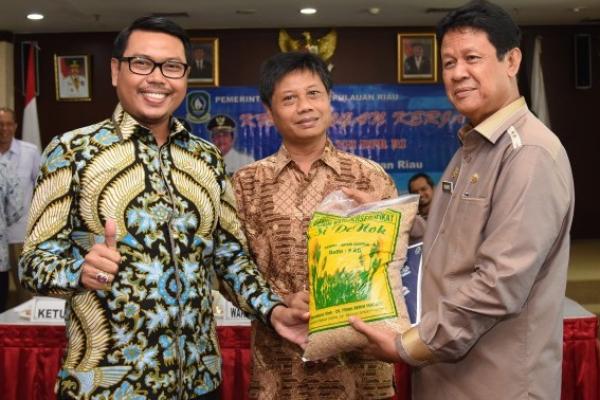 Anggota Komisi VII DPR RI Mukhtar Tompo mengatakan bahwa masih belum jelasnya sanksi-sanksi yang di berikan kepada perusahaan-perusahaan yang mencemari limbah di sepanjang perairan Kota Batam, Kepulauan Riau.