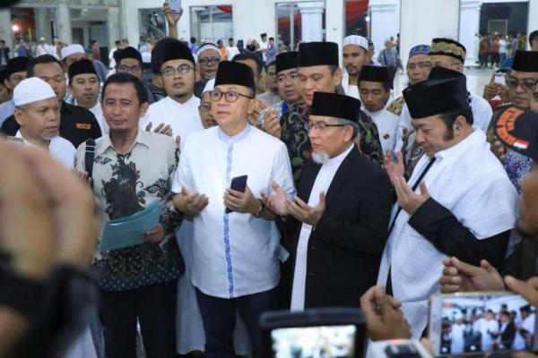 KH Yaksyallah juga mendoakan semoga Zulkifli Hasan sebagai putra kebanggaan Lampung menjadi salah satu pemimpin nasional.