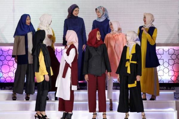 Sejumlah koleksi busana muslim bagi wanita dan pria ini hadir dalam desain casual, modest wear, dan eksklusif.
