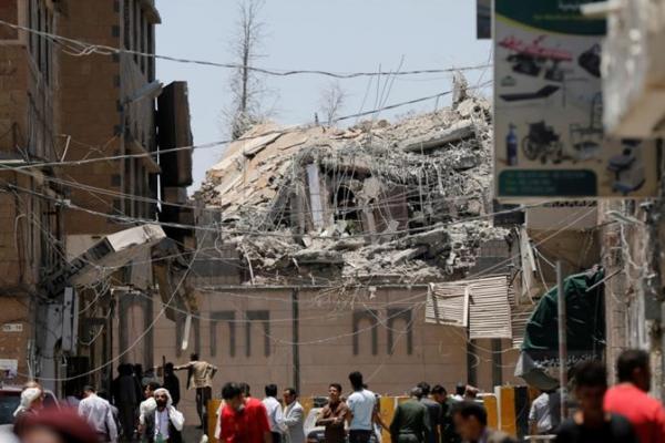 Para saksi mengatakan jet tempur mengebom Sanaa beberapa kali pada Senin, dengan televisi Al-Masirah yang dikuasai pemberontak menyalahkan koalisi pimpinan Saudi untuk serangan itu.
 