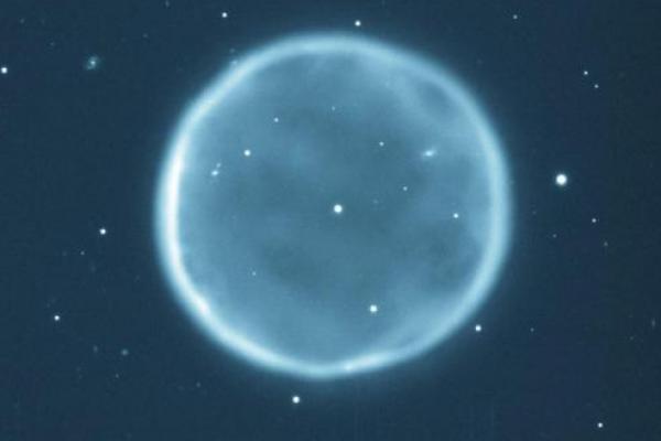 Nebula Planeter adalah sebuah emisi nebula yang terdiri dari cangkang gas terionisasi yang bersinar yang sedang mengembang yang dikeluarkan selama fase masa asimtotik