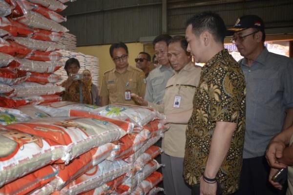 Wakil Ketua Komisi IV DPR RI Daniel Johan mengapresiasi kinerja Bulog Divisi Regional Kalimantan Barat yang telah berusaha mengamankan stok dan melakukan stabilisasi harga pangan di Kalimantan Barat.