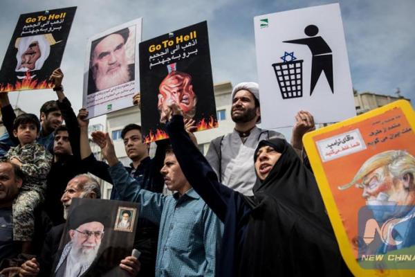 Di ibukota Teheran, ribuan orang berbaris di jalan-jalan setelah sholat Jumat meneriakkan anti-AS dengan slogan dan menyanyikan catatan anti-Trump.