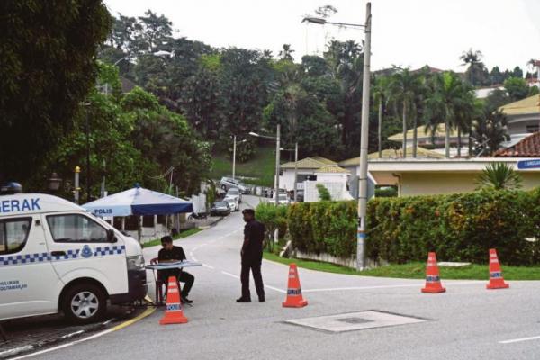 Rumah pribadi mantan Perdana Menteri Malaysia Datuk Seri Najib Razak yang berlokasi di Jalan Langgak Duta, dijaga ketat oleh aparat kepolisian.