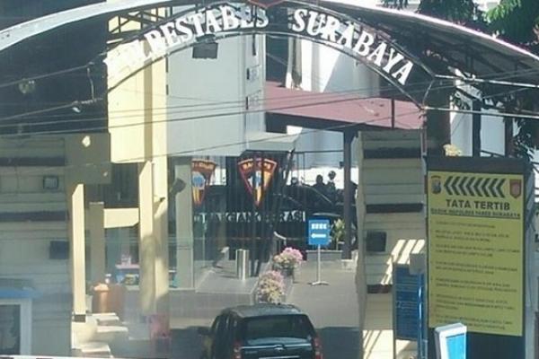 Bom bunuh diri kembali mengguncang Surabaya. Kali ini bom bunuh diri meledak di Polrestabes Surabaya yang terjadi sekitar pukul 08.50 WIB, Senin (14/5).