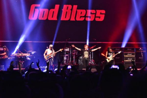 Grup band Godbless tampil memukai dihadapan ribuan penontonnya. Ahmad Albar tak kenal lelah.