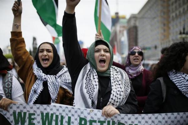 Dalam aksi yang mayoritas perempuan tersebut membawa bendera besar Palestina dan beberapa bendera berukuran kecil, sebagai langkah penolakan pembukaan kedutaan AS di Yerusalem