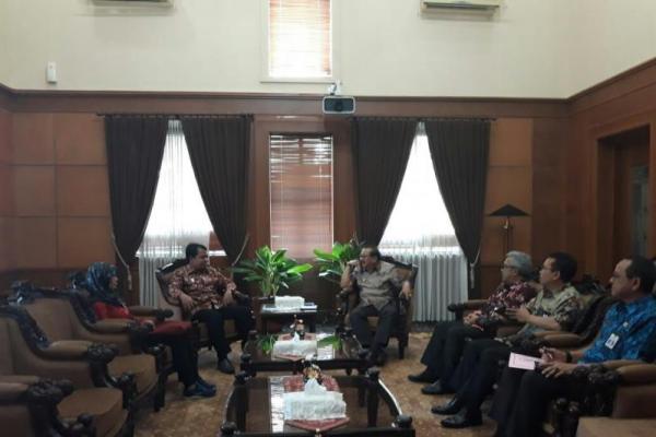 Hari ini Ketua Komisi Perlindungan Anak Indonesia (KPAI) menemui Gubernur Jatim untuk membahas perlindungan anak dari Radikalisme.