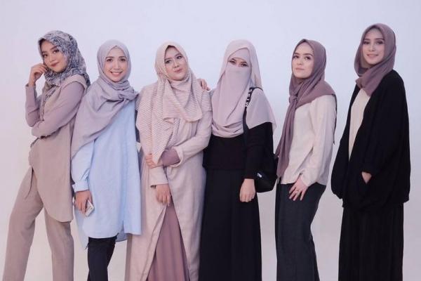 Siapa bilang mengenakan niqab tidak bisa stylish, asalkan tetap sesuai syariat ternyata bisa tampil fashionable.