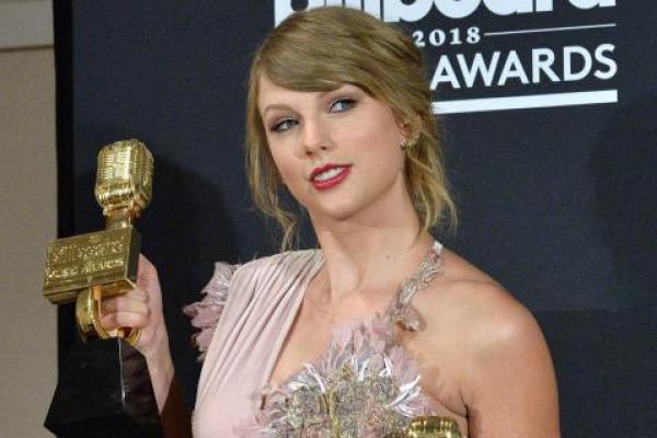 Swift menduduki peringkat teratas, dengan pendapatan sebelum pajak sebesar $ 185 juta selama setahun terakhir dari tur dunia Reputation- nya,