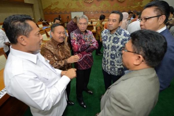Ketua Komisi VI DPR RI Teguh Juwarno menyatakan bahwa dirinya mendukung kehadiran Budi Waseso (Buwas) di Bulog. Teguh berharap Buwas dapat memberikan angin segar dalam lingkup persoalan ketersediaan pangan di Indonesia.