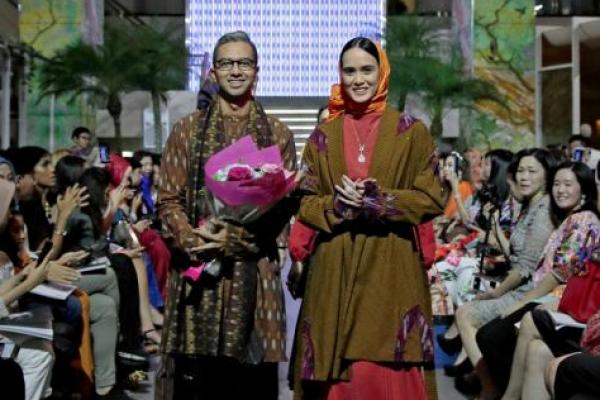 Modest wear kian diminati karena bisa dipadu padankan dengan banyak gaya, termasuk headscarves motif tenun ikat ala IKAT Indonesia.