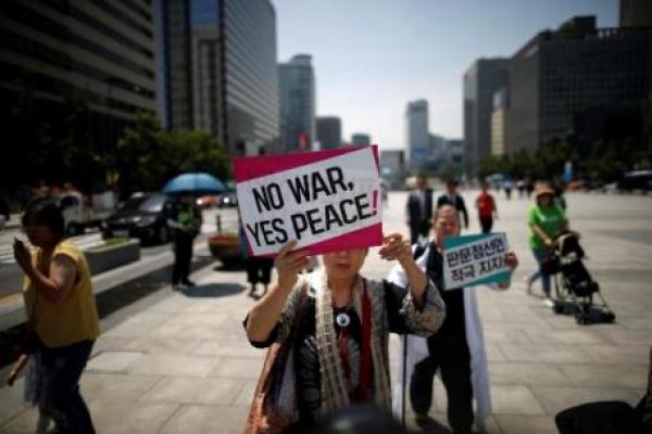Puluhan mahasiswa dan aktivis hak-hak perempuan berunjuk rasa di Seoul pada Jumat (25/5) pagi. Mereka mengecam keputusan Trump