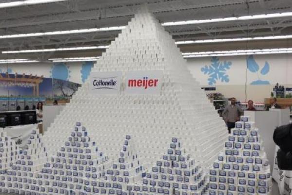 Sebuah perusahaan kertas bekerjasama dengan sebuah toko yang baru dibuka di Wisconsin untuk memecahkan Guinness World Record membuat piramida tertinggi yang terbuat dari tisu toilet.
