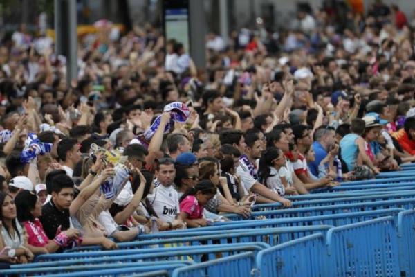 Ribuan madridista (fans Real Madrid, Red) sudah memenuhi Plaza de Cibeles sejak pukul enam petang (Senin dini hari)