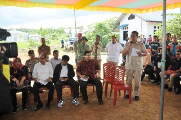 Ketua Komisi IV DPR RI Edhy Prabowo bersama Tim Kunjungan Kerja Komisi IV DPR RI menjembatani konflik atau permasalahan yang terjadi antara PT. London Sumatera (PT. Lonsum) dengan masyarakat.