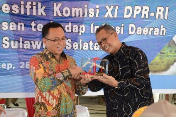 Wakil Ketua Komisi DPR RI XI Marwan Cik Asan mengapresiasi semangat masyarakat Kabupaten Pangkep, Sulawesi Selatan, dalam mengelola budidaya ikan bandeng.