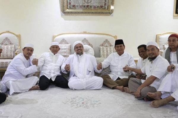 Ketua Umum Partai Gerindra Prabowo Subianto dan Ketua Dewan Kehormatan PAN Amien Rais menggelar pertemuan dengan pentolan FPI Rizieq Syihab.