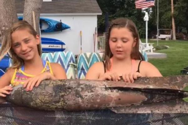 Sepasang gadis muda berenang di danau Michigan menemukan sebuah bom peninggalan Perang Dunia I.