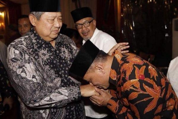 Mantan Panglima TNI Jenderal (Purn) Gatot Nurmantyo mencium tangan Presiden keenam Susilo Bambang Yudhoyono (SBY), saat menghadiri buka puasa bersama, di kediaman Chairul Tanjung di Menteng, Jakarta Pusat.