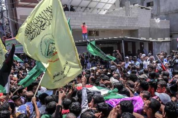 Pemakaman seorang medis berusia 21 tahun yang ditembak dan tewas ketika dia mencoba memberikan bantuan kepada seorang pengunjuk rasa dihadiri ribuan warga Palestina pada Sabtu.