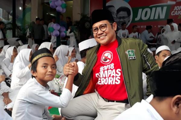 Sosok Muhaimin Iskandar tampak kontras di tengah acara buka puasa bersama (bukber) relawan JOIN