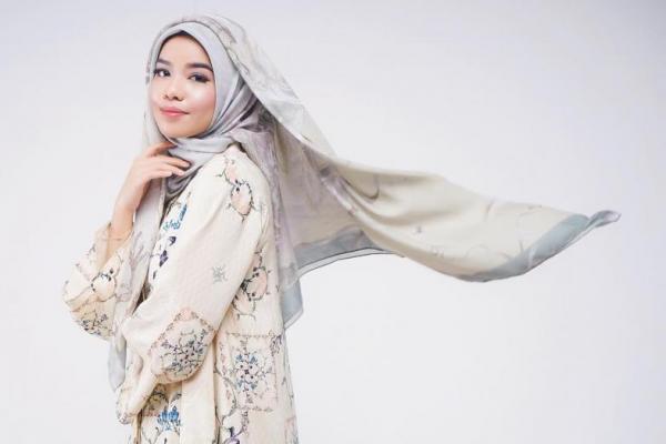Salah satu jenis hijab yang cukup populer dan menjadi tren di kalangan masyarakat adalah hijab segi empat atau square.