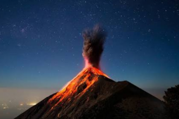 Letusan gunung berapi 3.763 meter (12.346 kaki) mengirim abu yang mengepul di daerah sekitarnya.